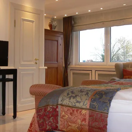 Die Villa Mettmann Bed & Breakfast 4*